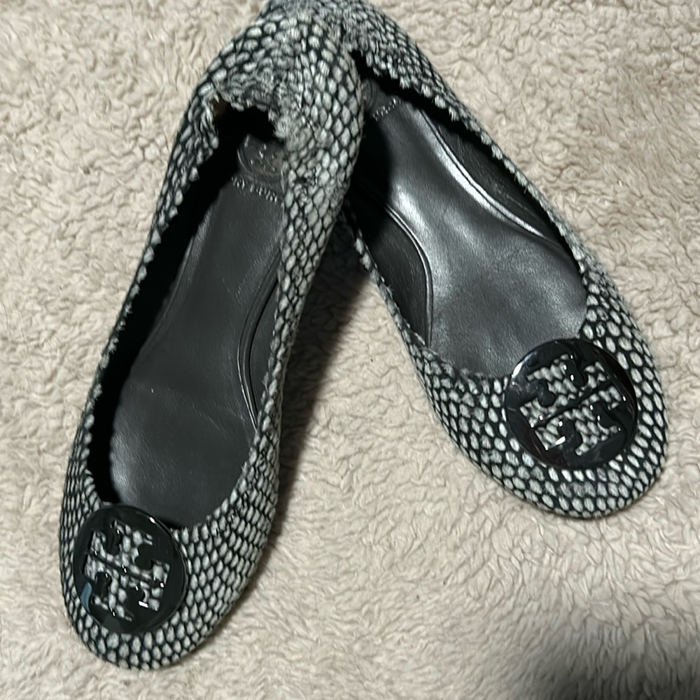 Tory Burch size 8 like new grey & white patterned flats. Calves hair material.